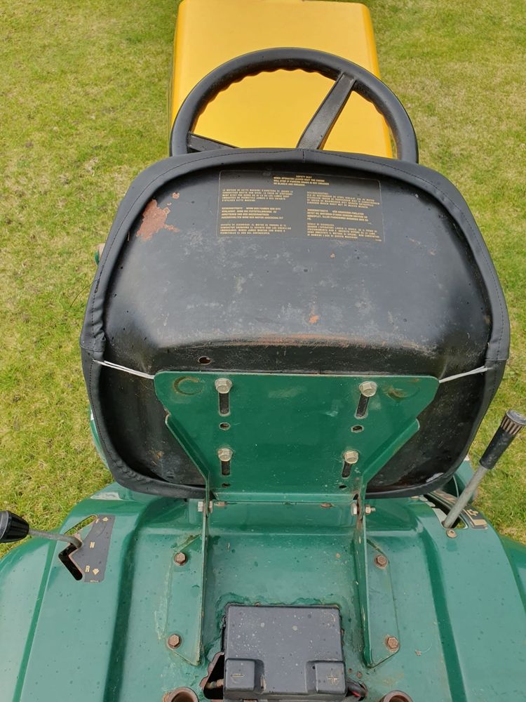 Kosiarka Traktor do koszenia trawy w ogrodzie