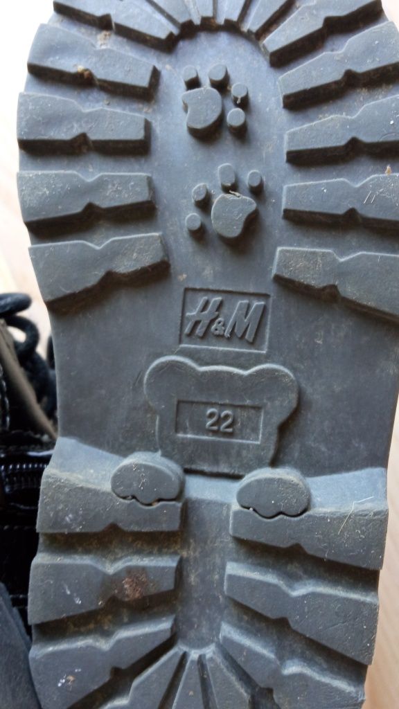 Czarne buty wyższe za kostkę o ocieplane botki HM 22
