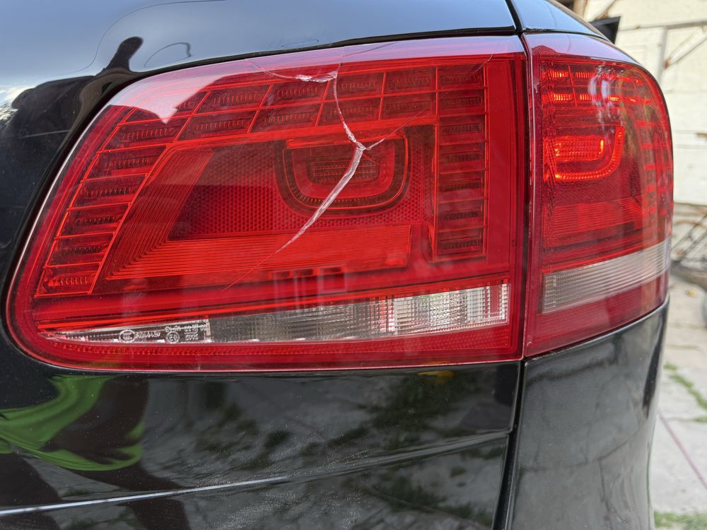 Правий стоп на кришку багажника touareg 2012 року
