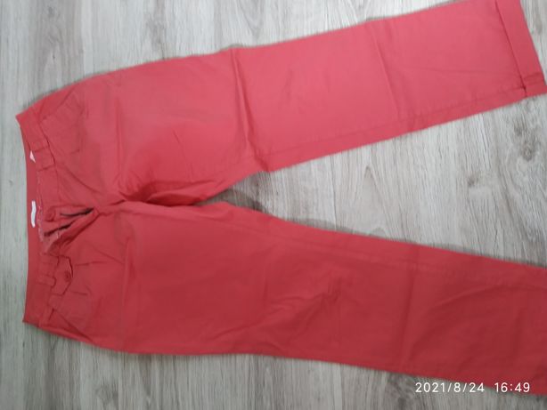 Spodnie typu chinos w kolorze malinowym
