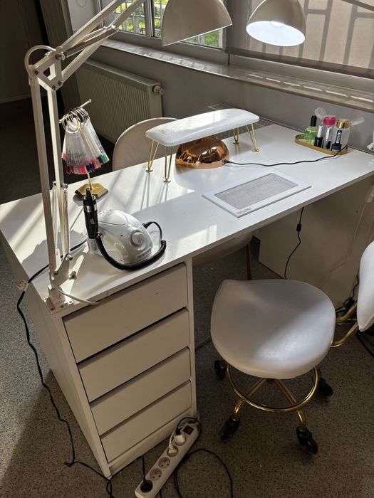 Biurko do stylizacji paznokci z pochłaniaczem