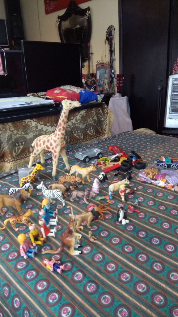 Brinquedos vários e bonecos de coleção
