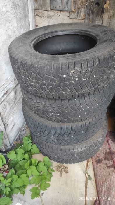 Продам майже нова зимова резина 235/65/16