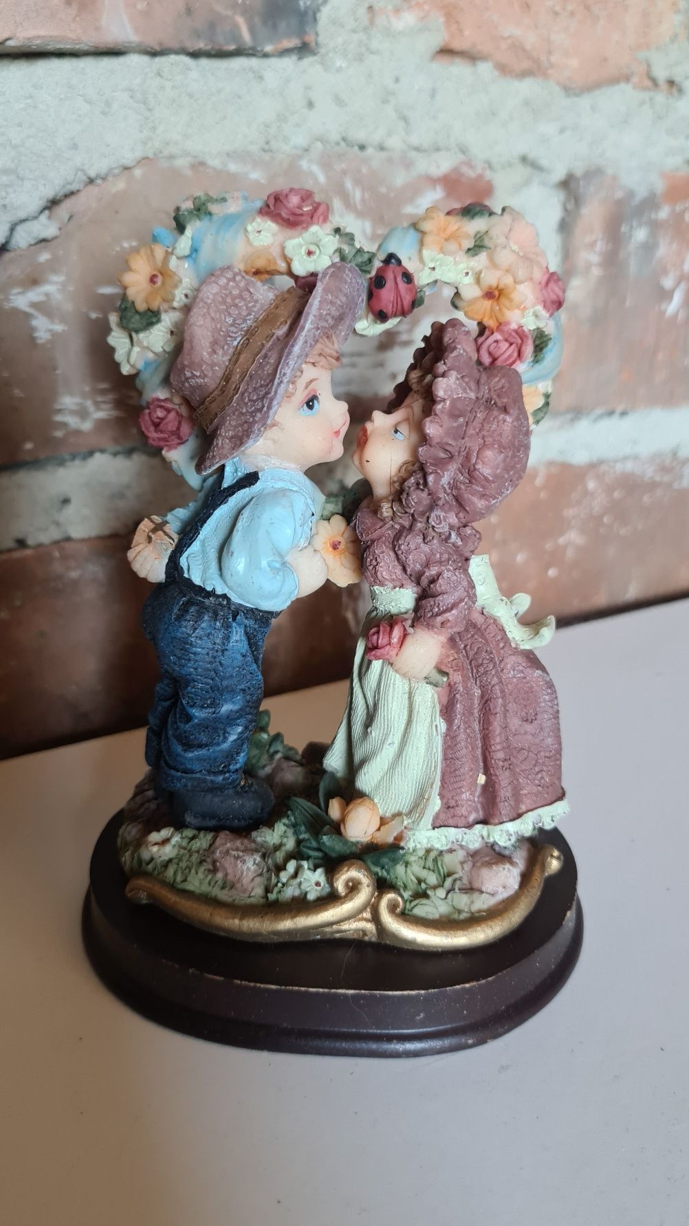 Figurka ceramiczna chłopiec dziewczynka zakochana para