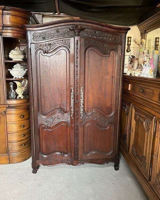 Piękna rzeźbiona dwudrzwiowa szafa
