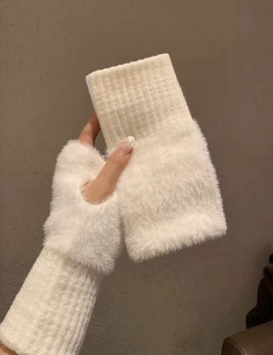 Стильні хутряні рукавички без пальців, теплі рукавиці в білому кольорі