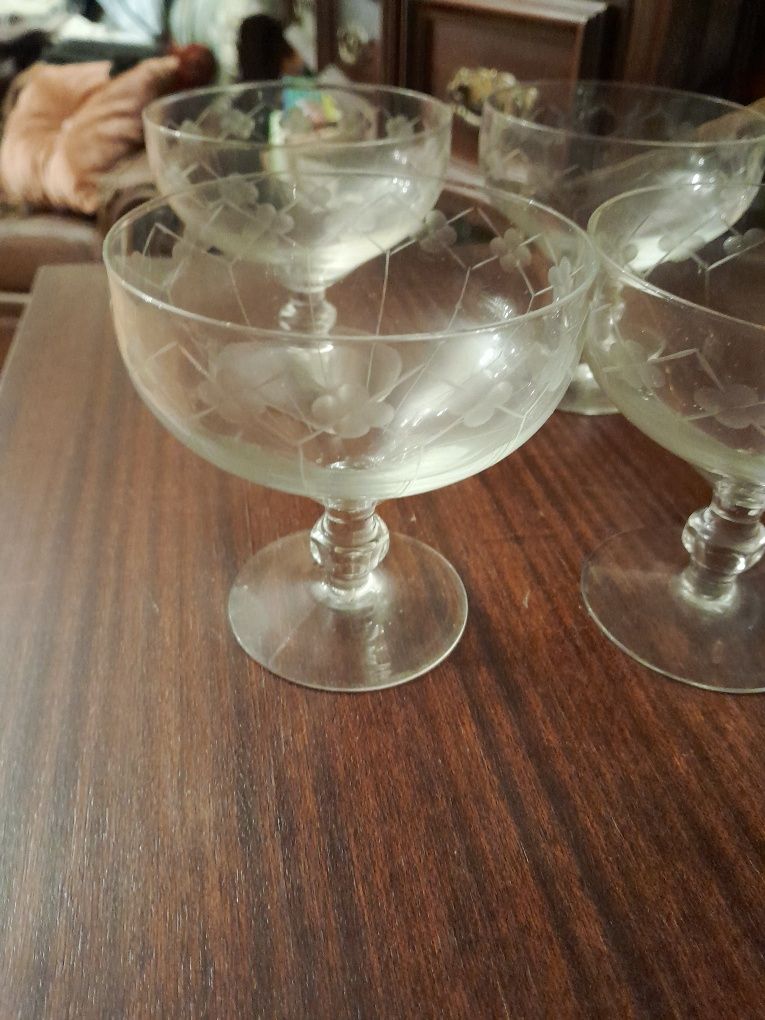 Taças de champanhe antigas em vidro lapidado