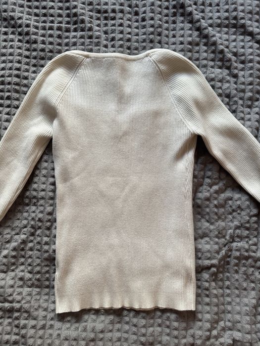 кофтинка в рубчик облягаюча молочна з вирізом в декольте