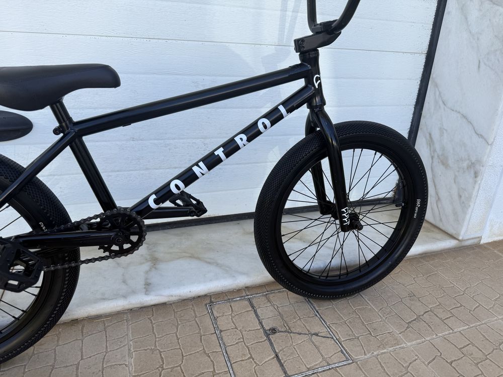 Bicicleta BMX CULT Control 20.75" 2022