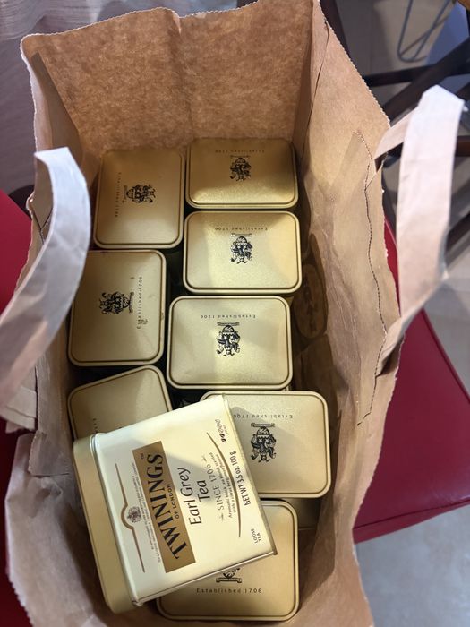 Metalowe puszki po herbacie