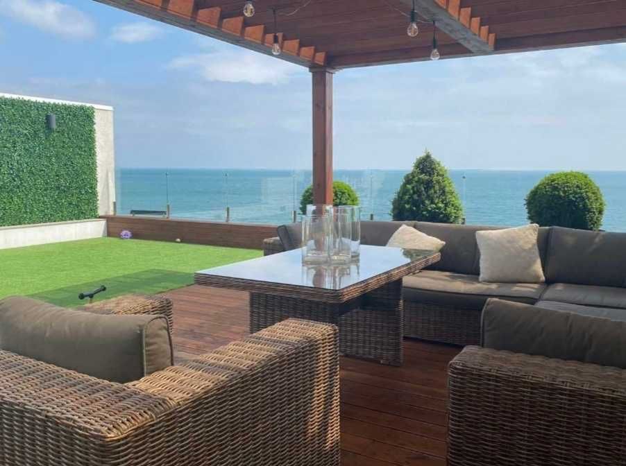 Стильный котедж у самого синего моря.