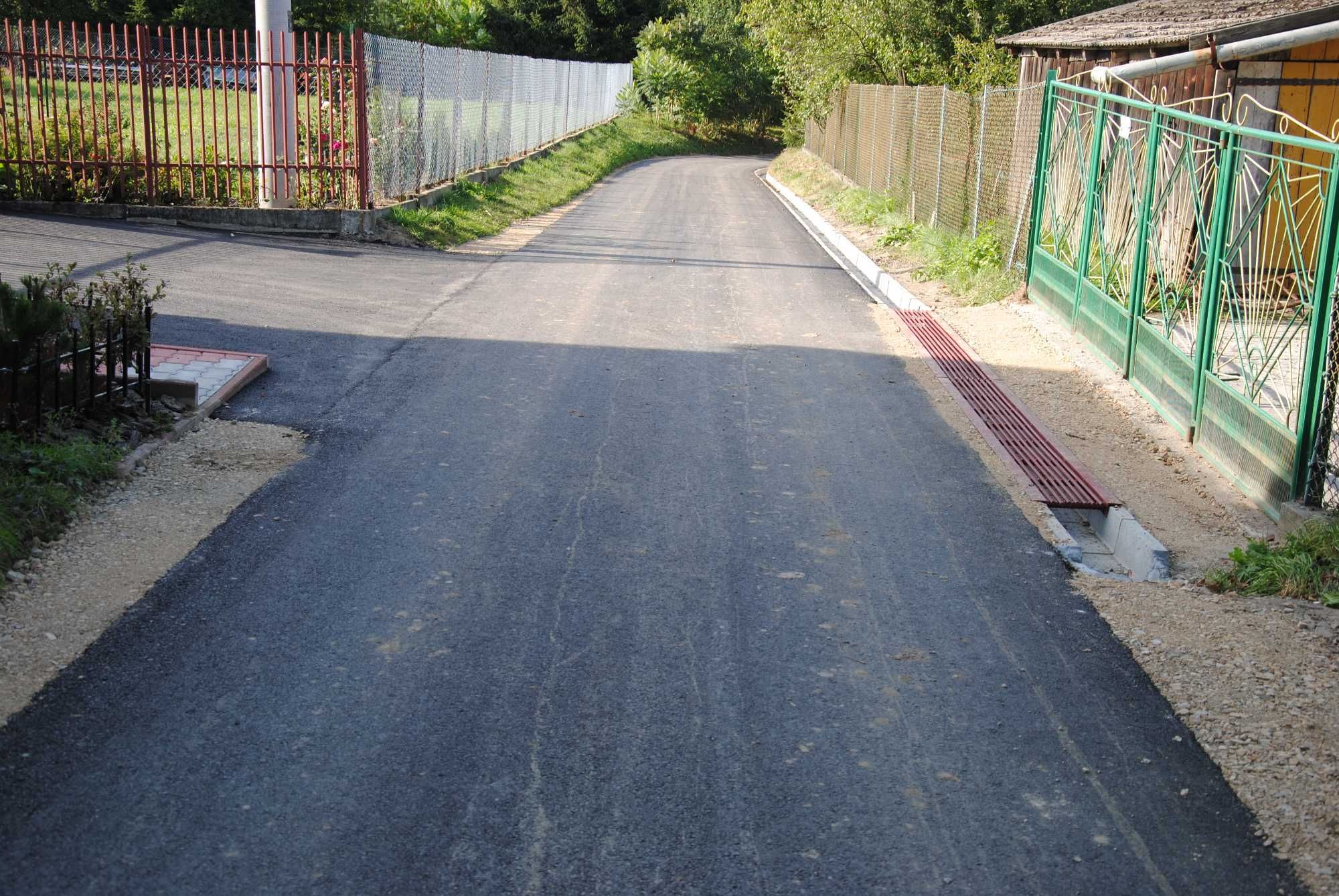 Budowa dróg parkingów Utwardzanie asfaltowanie usługi koparkami