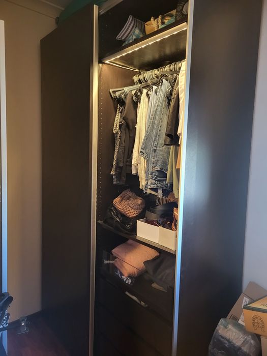 Armário IKEA com iluminação