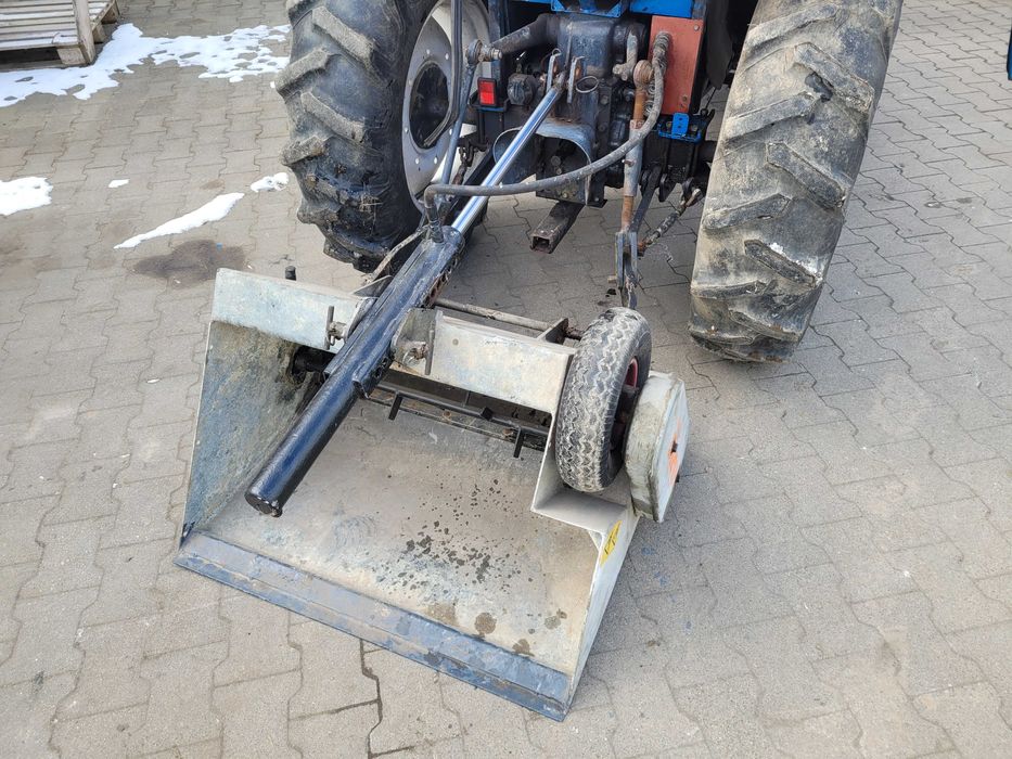 Posypywarka samozaładowcza do  małego ciągnika  na chodniki