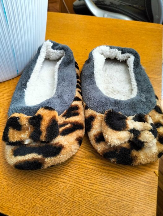 Kapcie w panterkę miękkie