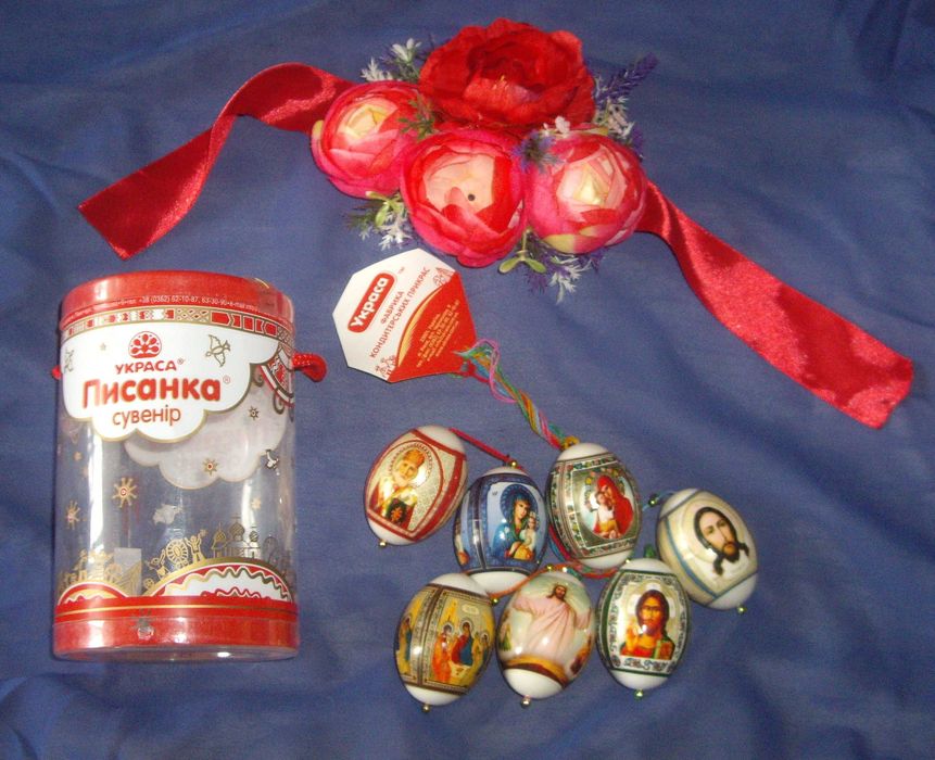 Прикраса на кошик з квіток на Паску Великдень