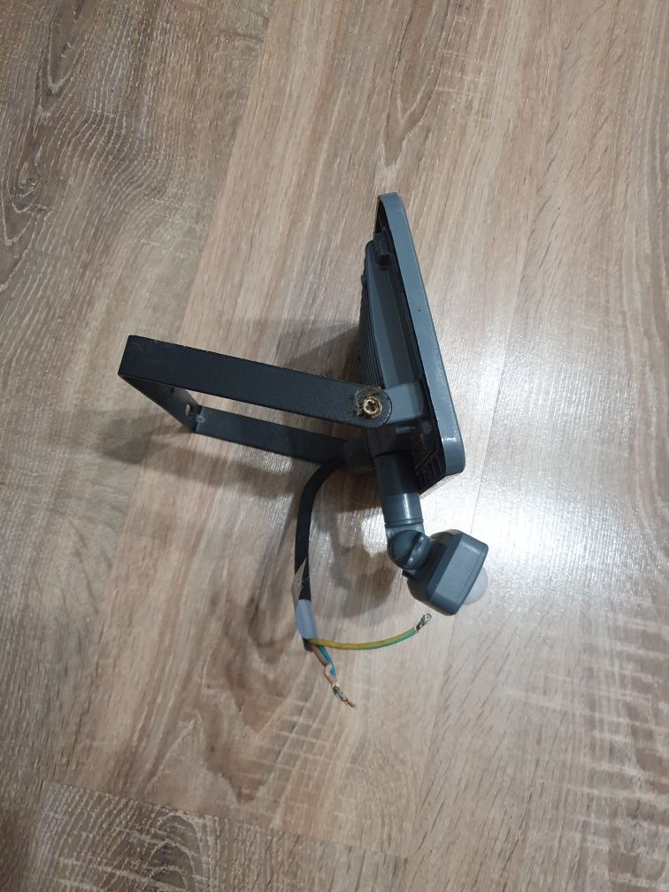 Lampa LED z czujnikiem ruchu zewnętrzna