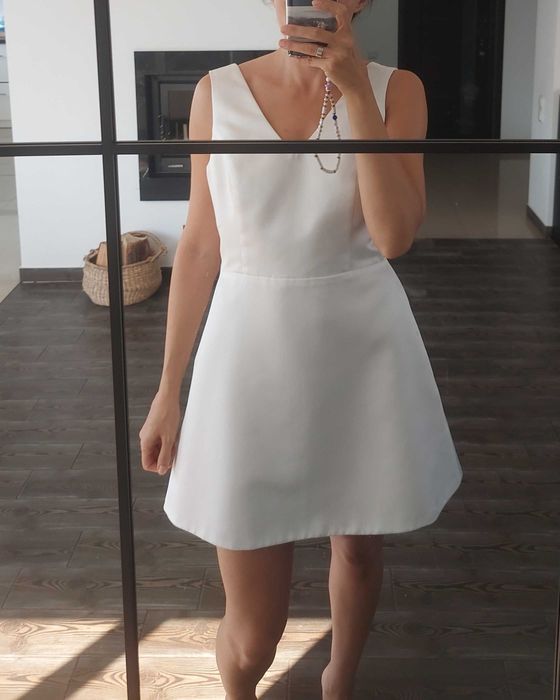 Продам вишукану сукню з шлейфом- бантом. Розмір М