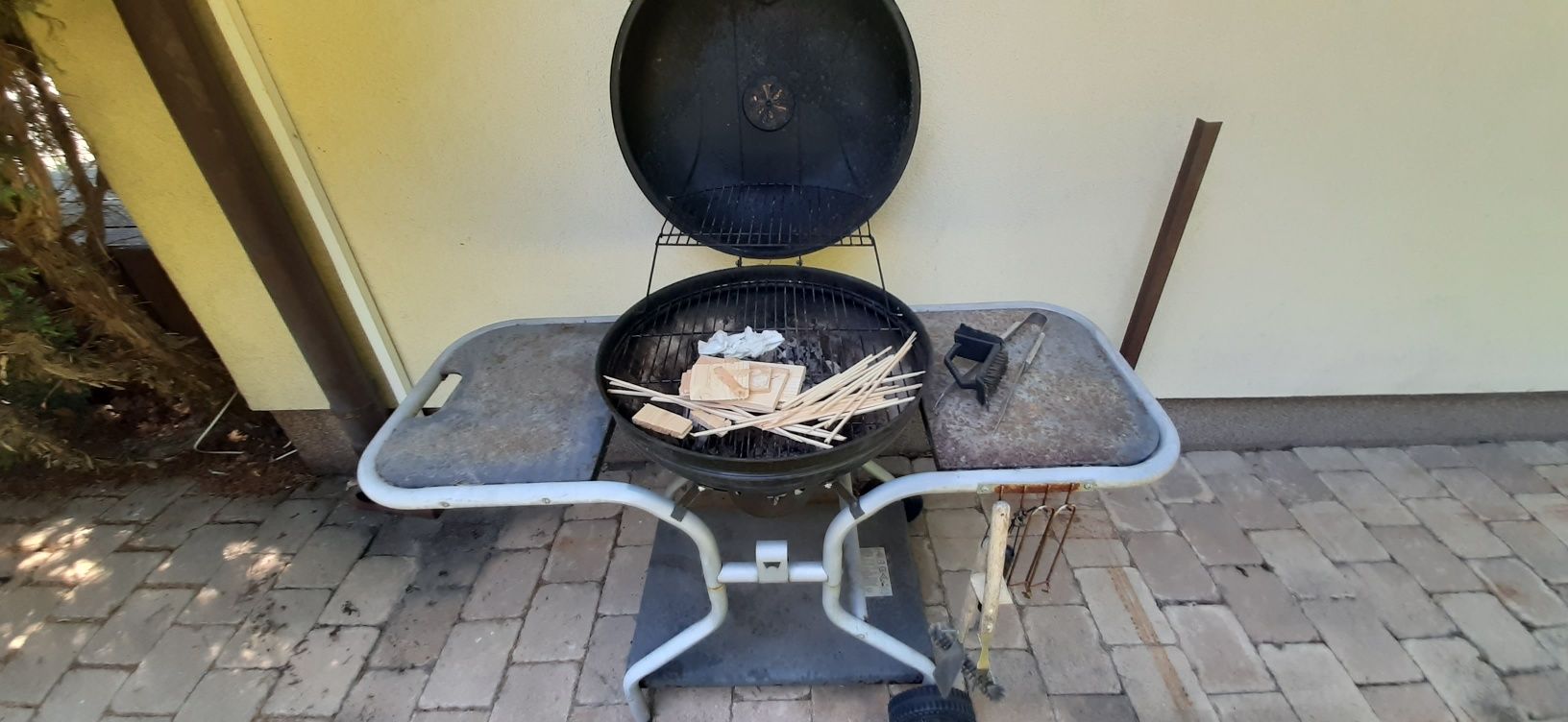Grill ogrodowy, okrągły z półką