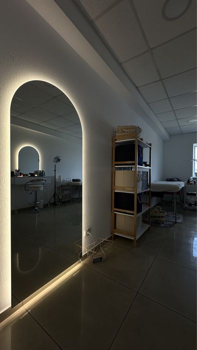 Оренда місця | візажного стола / дзеркала і кушетки у центрі