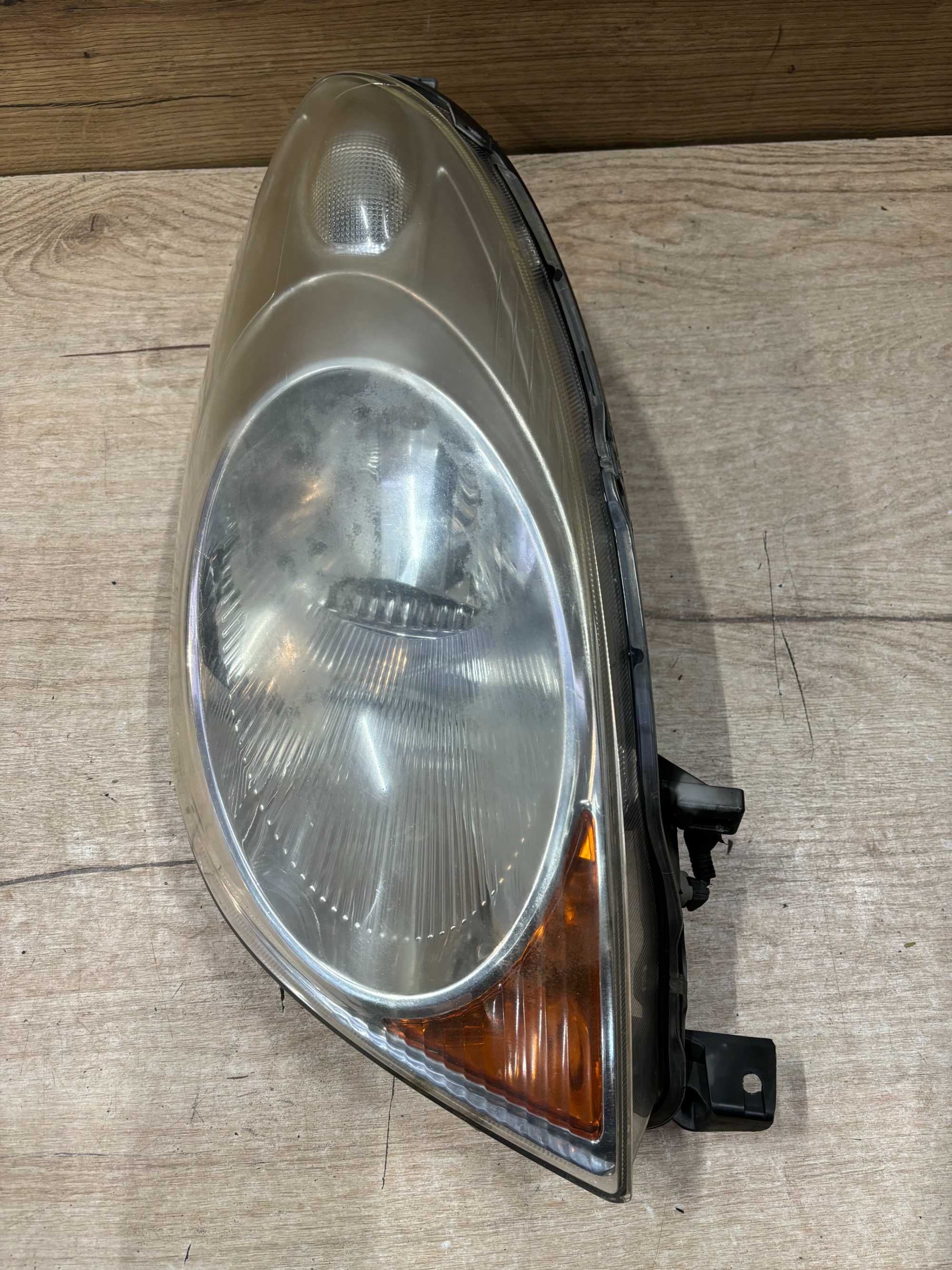 Lampa przednia prawa Nissan Note