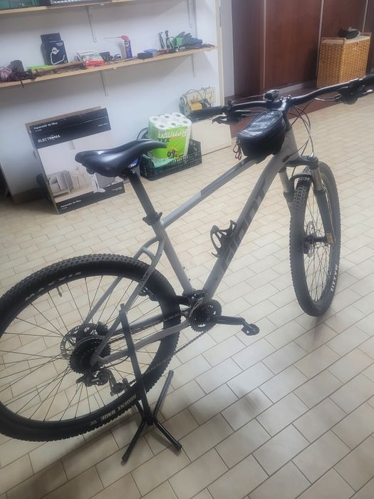 Bicicleta em alumínio, completamente nova, sem uso. Roda 28