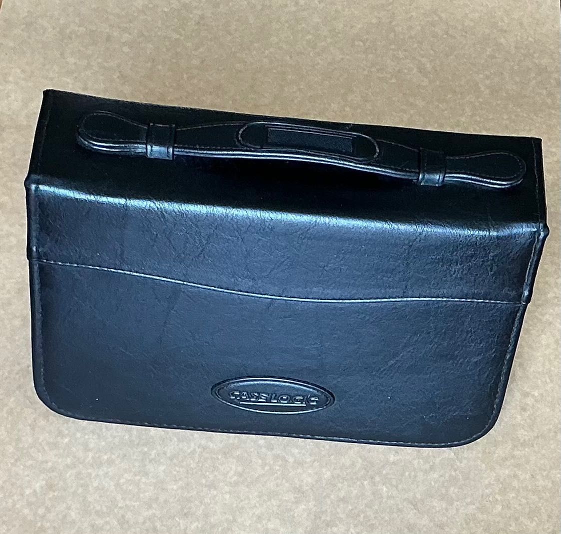 CASE LOGIC - Case EM PELE para CDs/DVDs com fecho de correr