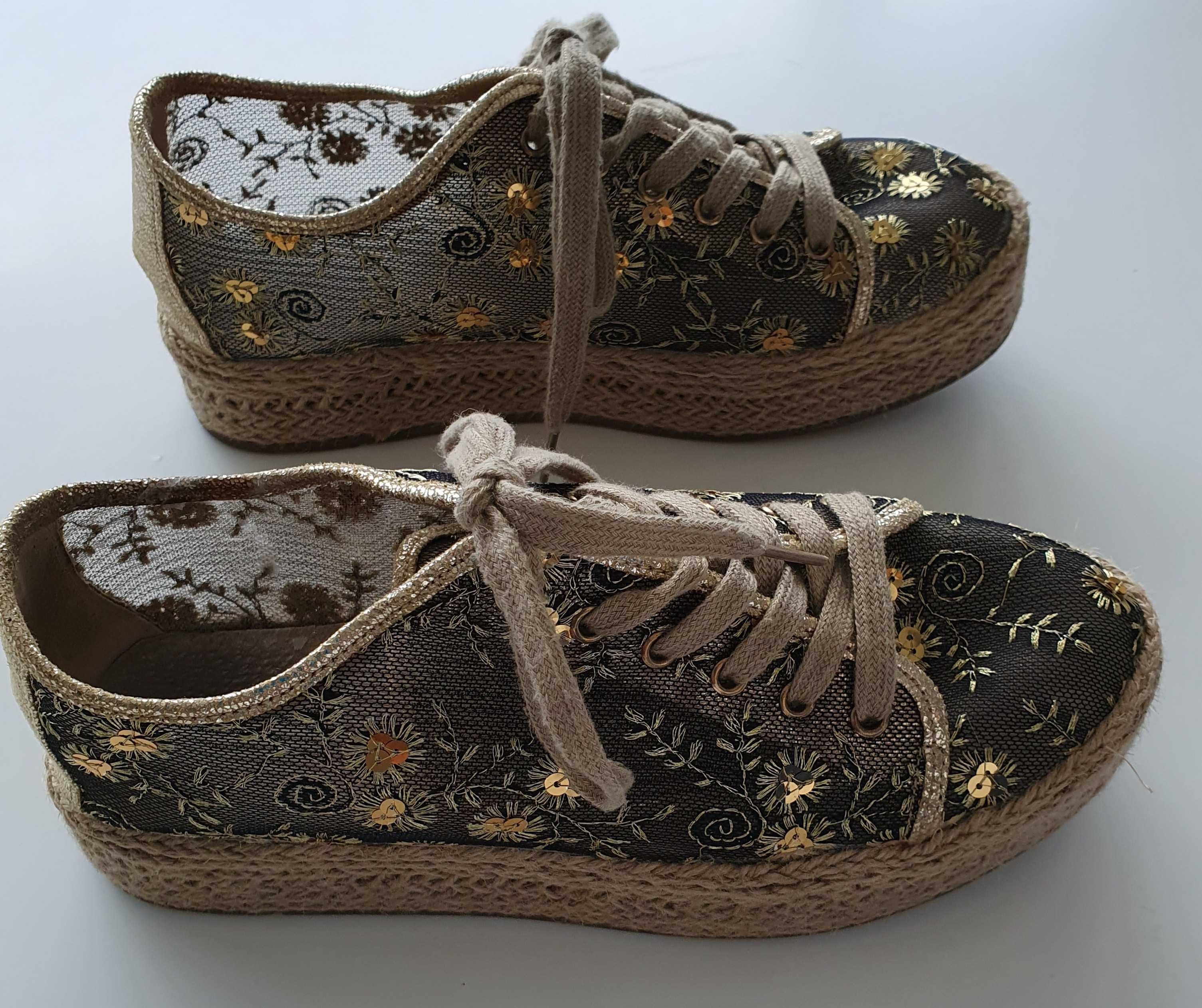sapatos rendilhados e dourados