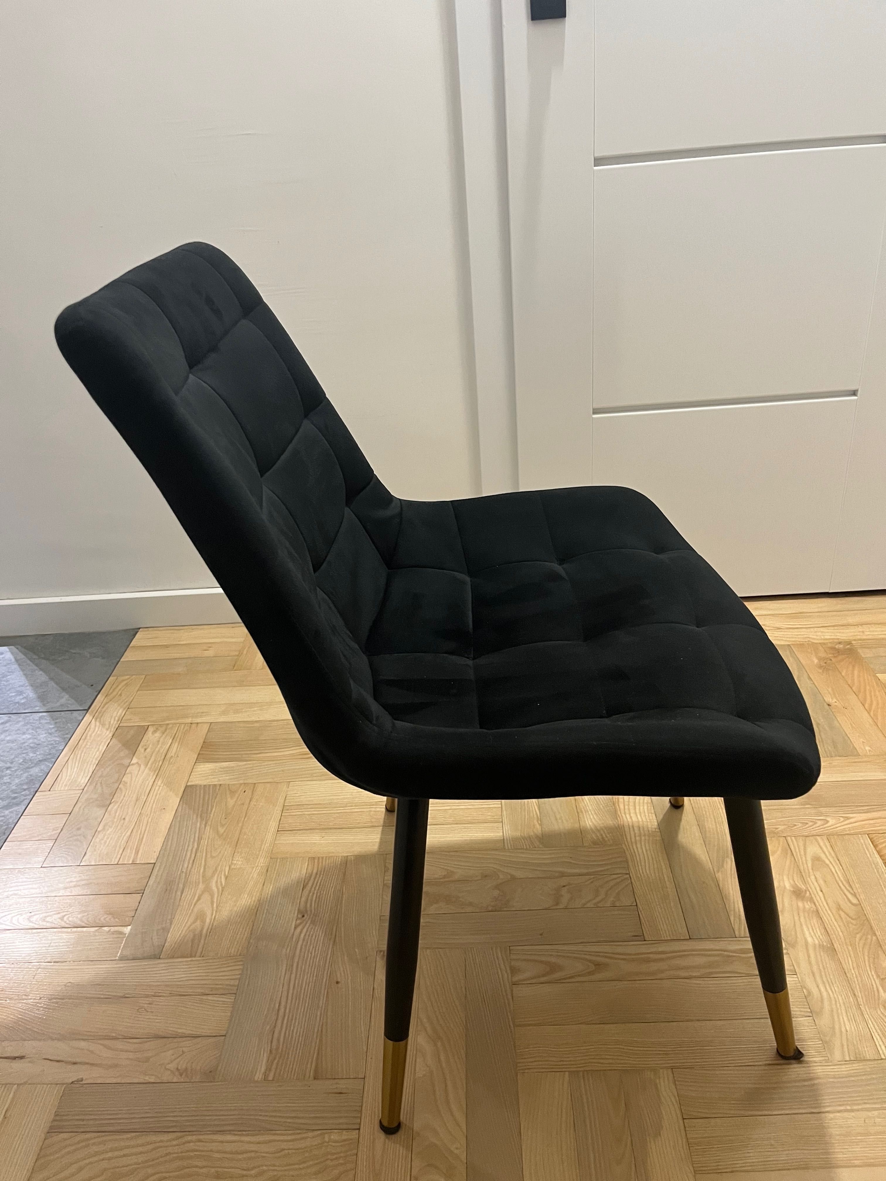 Czarne welurowe krzesła
