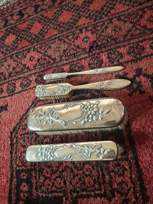 Conjunto de escovas e prata