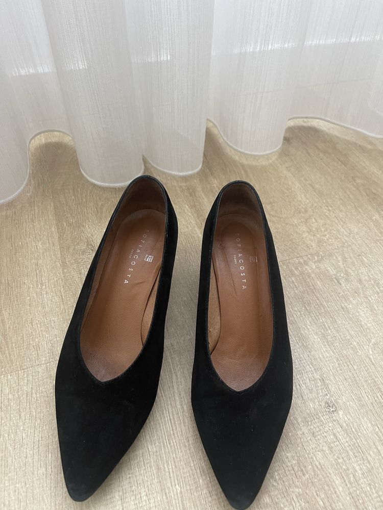 Sapatos pretos em pele camurça