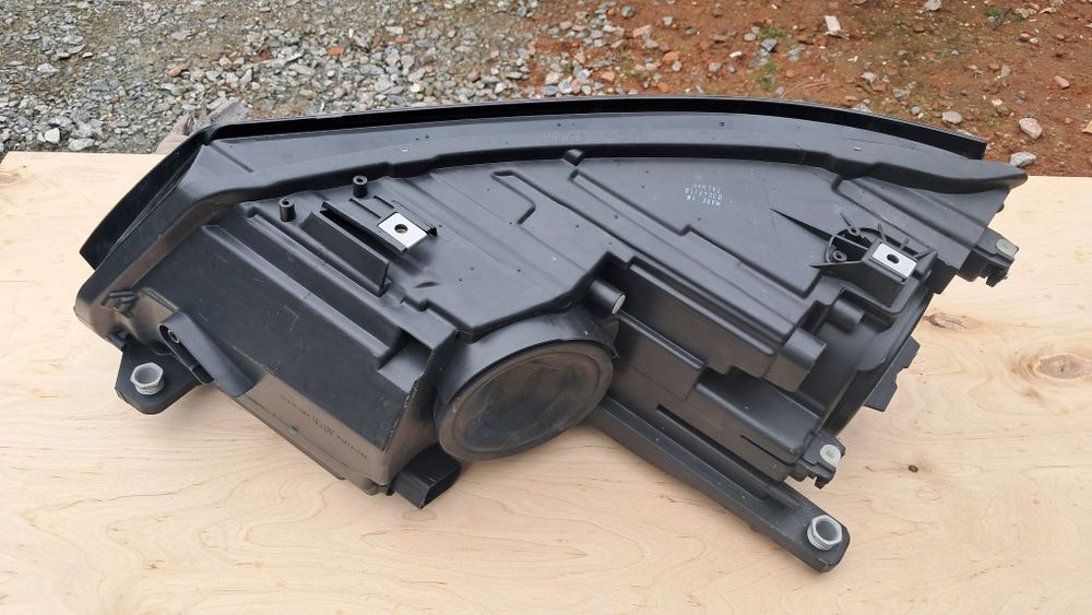 VW. Tiguan l lift. Prawa lampa przednia NOWA.