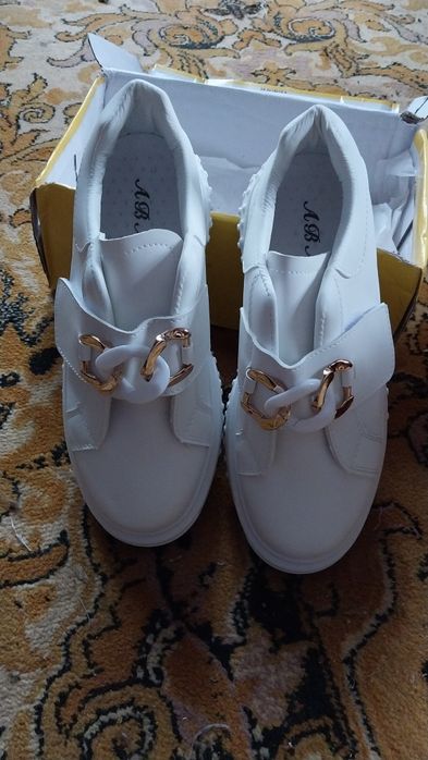 Весняні кросівки