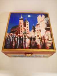 Drewniane pudełko z namalowanym kościołem Mariackim