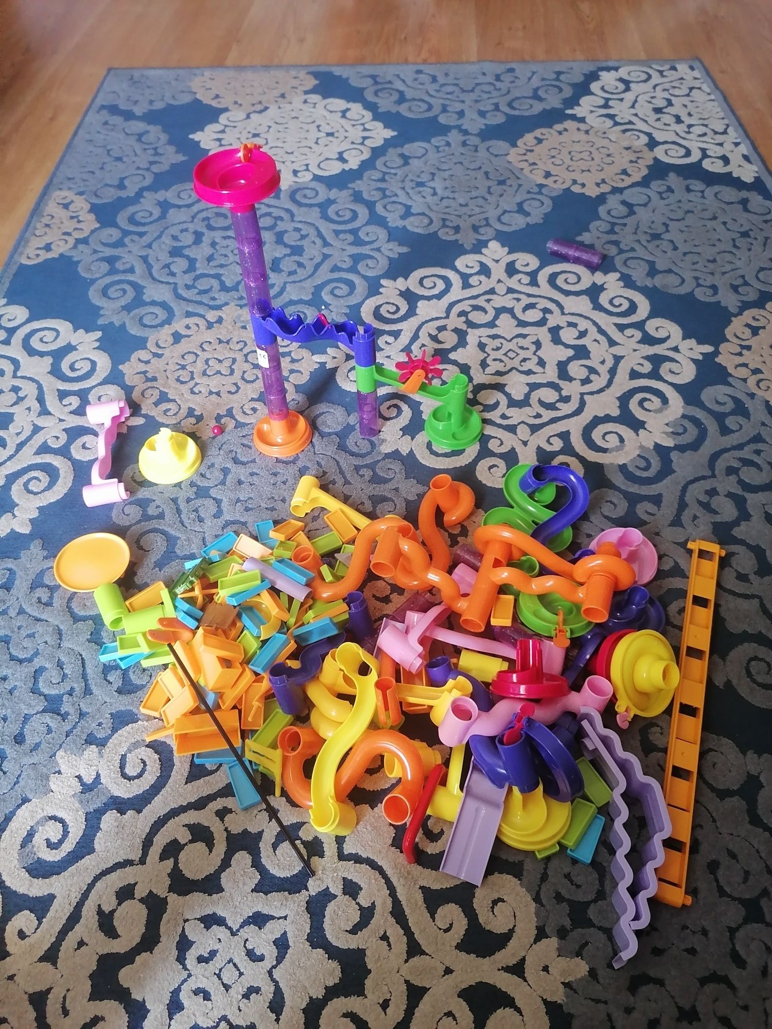 Brinquedo com peças de encaixar