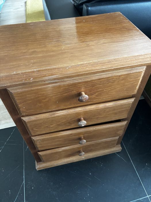 Mesa de cabeceira com gavetas