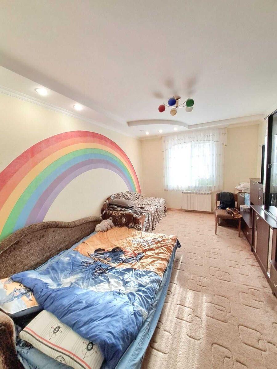 Продам 3-и к/к 76 м2 в елітному будинку з закритим двором в центрі..