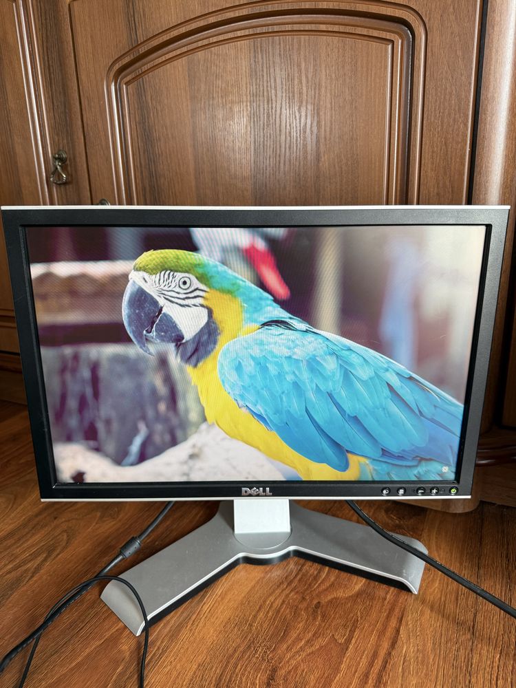Zestwa gamingowy razem z monitorami