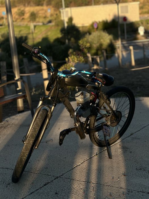 Motorizada 100cc anda muito barulho dela e de mota grande