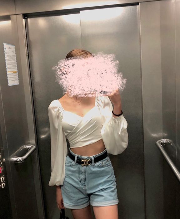 Топ білий на завʼязці ззаду