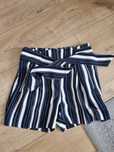4. Eleganckie, granatowe szorty H&M r. S/36 w pasy, z paskiem spodenki
