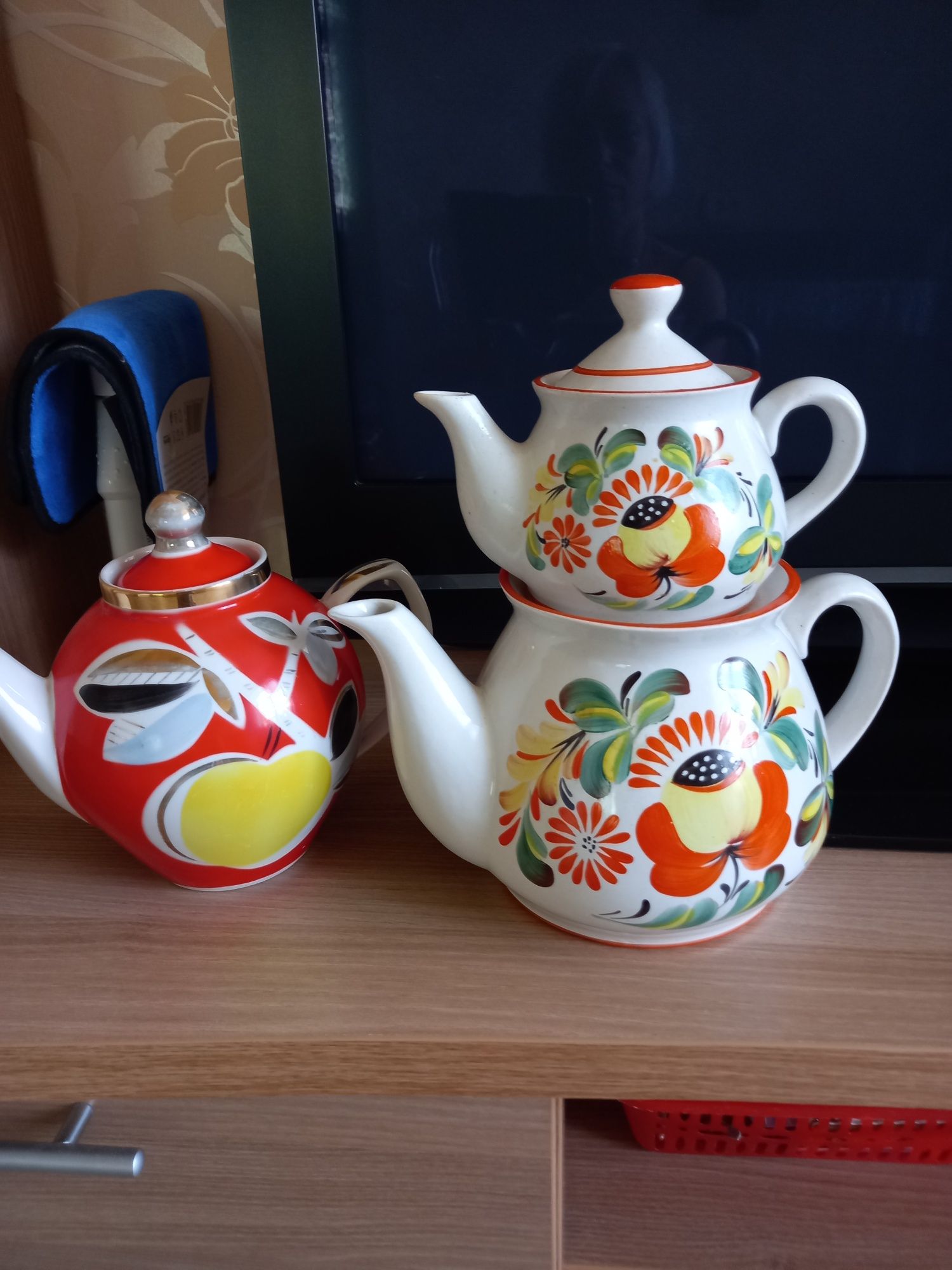 Посуда, чайник , супница.