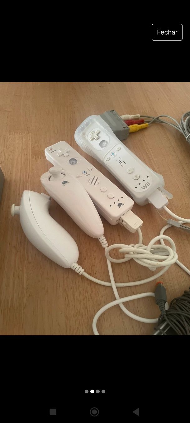 Nintendo Wii com comandos e acessórios