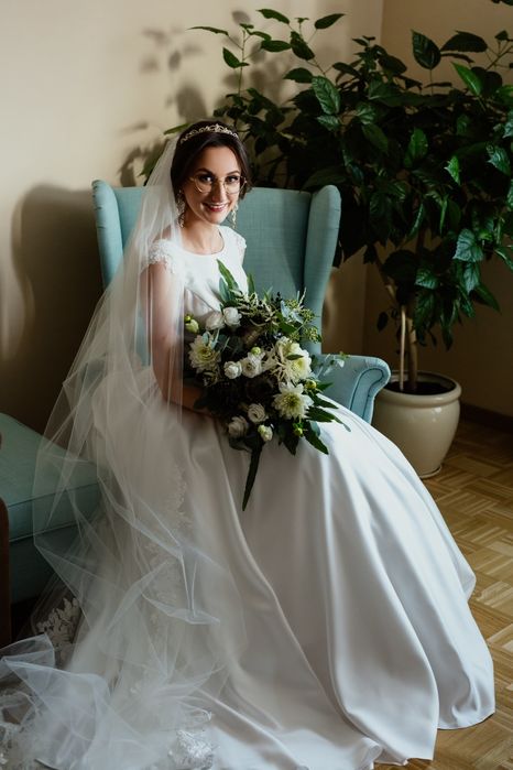 Gładka suknia ślubna że zdobionymi plecami r. 34/36