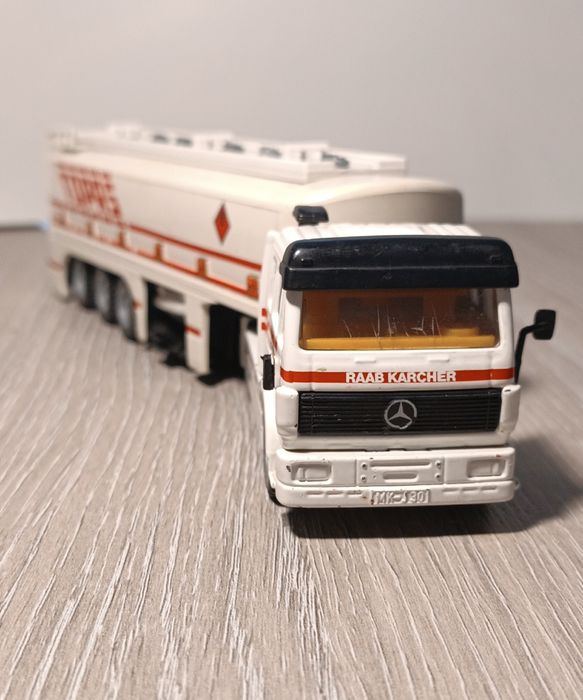 Mercedes z naczepą – cysterną w barwach Raab Karcher Siku Germany