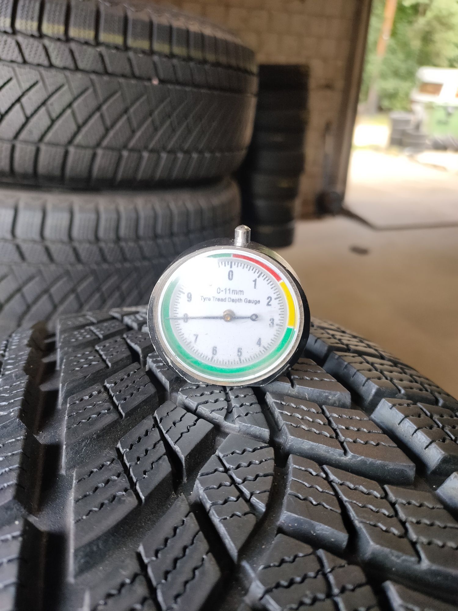 4x 235/60r18 GoodYear UltraGrip Performance+ z 2022r około 8.5mm