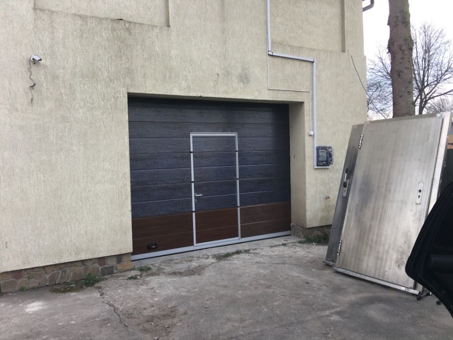 Ролетні та секційні підйомні ворота в гараж "середній сегмент"