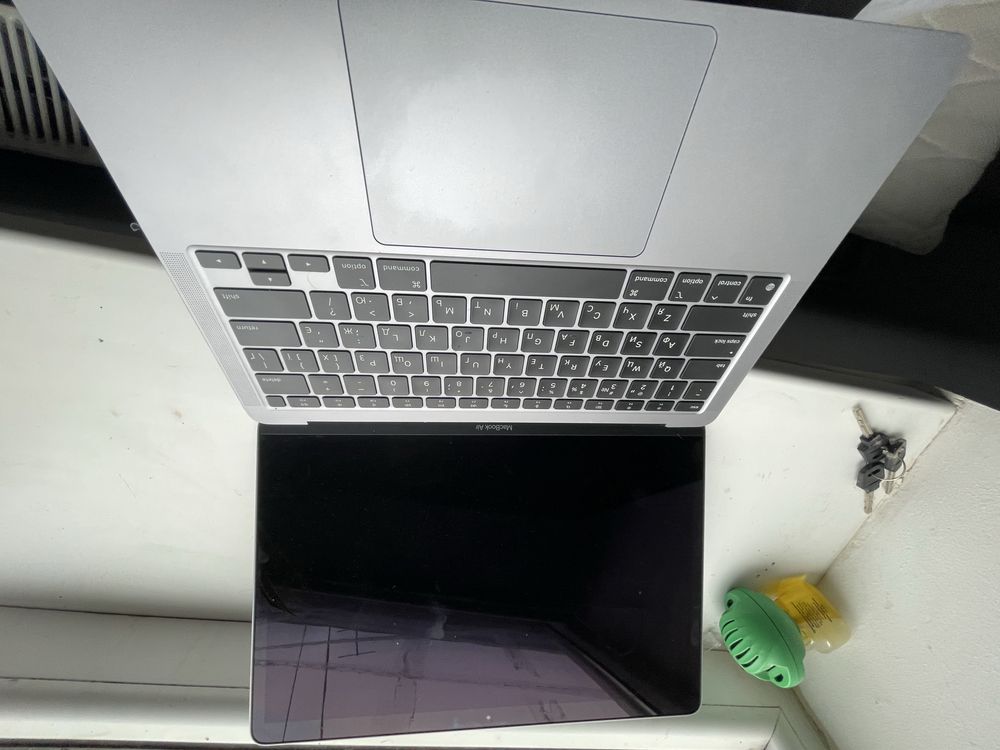 Makbook  air M1 в бронеплівці   батарея 96%