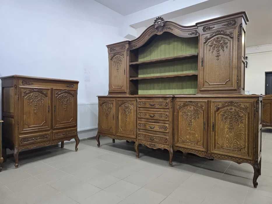 Komplet mebli w stylu ludwikowskim – kredens, barek i stół z krzesłami