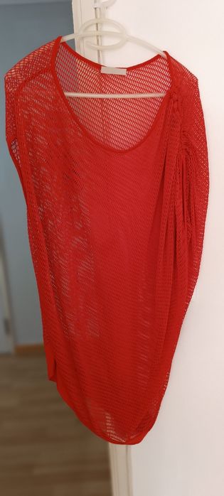 Blusa vermelha comprida sem mangas . Tamanho M/L. O lado esquerdo é di